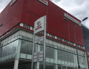 Sàn gỗ Charm Wood S1703 Showroom Toyota Phú Mỹ Hưng